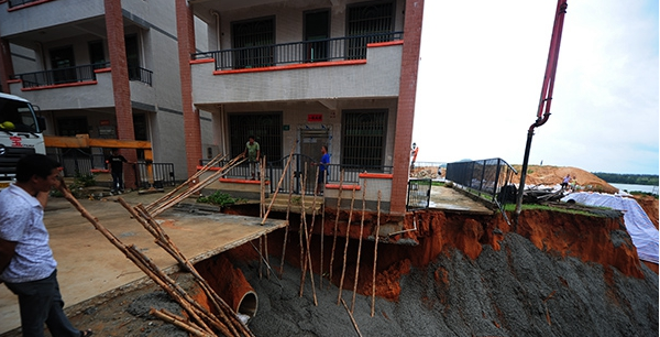 混凝土、民房?jī)A斜