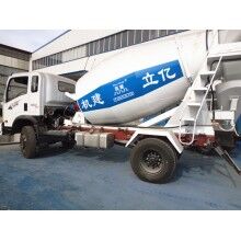 專業(yè)生產(chǎn)小型混凝土罐車，億立實業(yè)2m3攪拌罐車